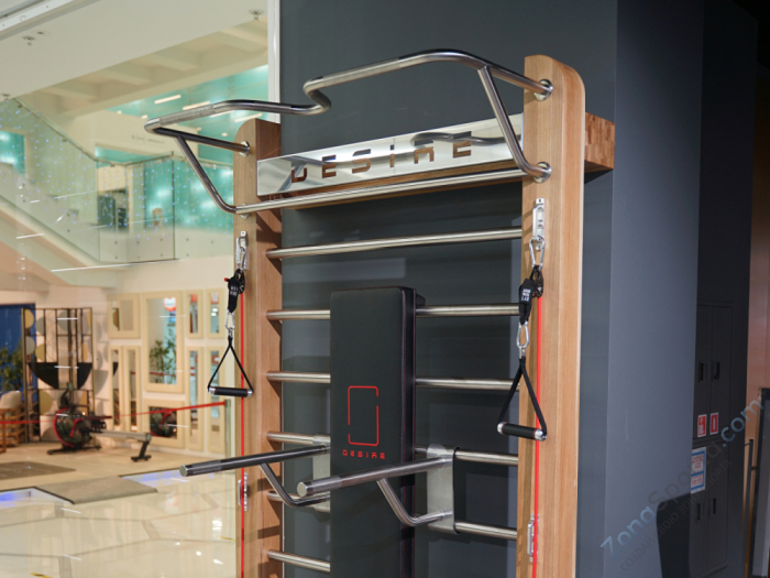 Шведская стенка из шпона дуба с эспандерами, брусьями и скамьей Desire Eco Slab Plus